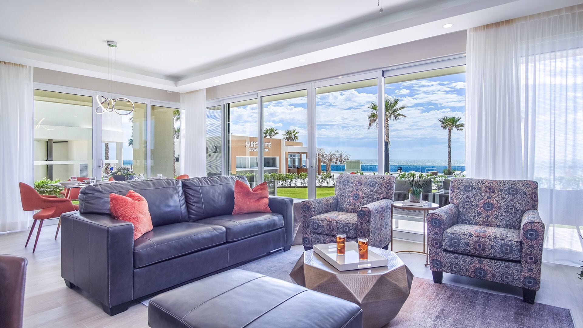 Apartamento, varias camas, balcón, vistas al mar (Encantame Towers Velero 105) | Zona de estar | Televisión de pantalla plana de 42 pulgadas con canales digitales