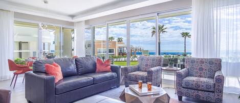 Apartamento, varias camas, balcón, vistas al mar (Encantame Towers Velero 105) | Zona de estar | Televisión de pantalla plana de 42 pulgadas con canales digitales