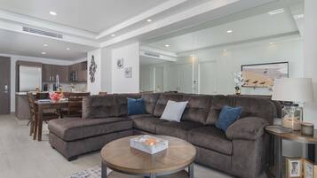 Apartment, 1 King-Bett und Schlafsofa, Balkon, Meerblick (Encantame Towers Velero 603) | Wohnbereich | 42-Zoll-Flachbildfernseher mit Digitalempfang