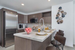 Condo, 1 cama King size y sofá cama, balcón, vista al océano (Encantame Towers Velero 603) | Cocina privada