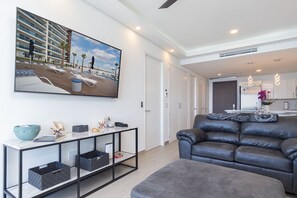 公寓客房, 1 張特大雙人床及 1 張梳化床, 露台, 海景 (Encantame Towers Velero 1603) | 客廳 | 42 吋平面電視連數碼電視頻道