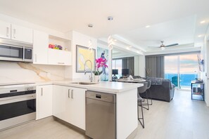 公寓式客房, 1 张特大床和 1 张沙发床, 阳台, 海洋景观 (Encantame Towers Velero 1603) | 私人厨房 | 餐桌