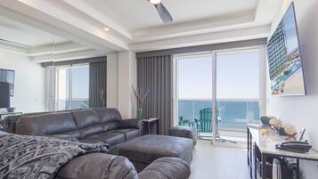 Apartment, 1 King-Bett und Schlafsofa, Balkon, Meerblick (Encantame Towers Velero 1603) | Wohnbereich | 42-Zoll-Flachbildfernseher mit Digitalempfang