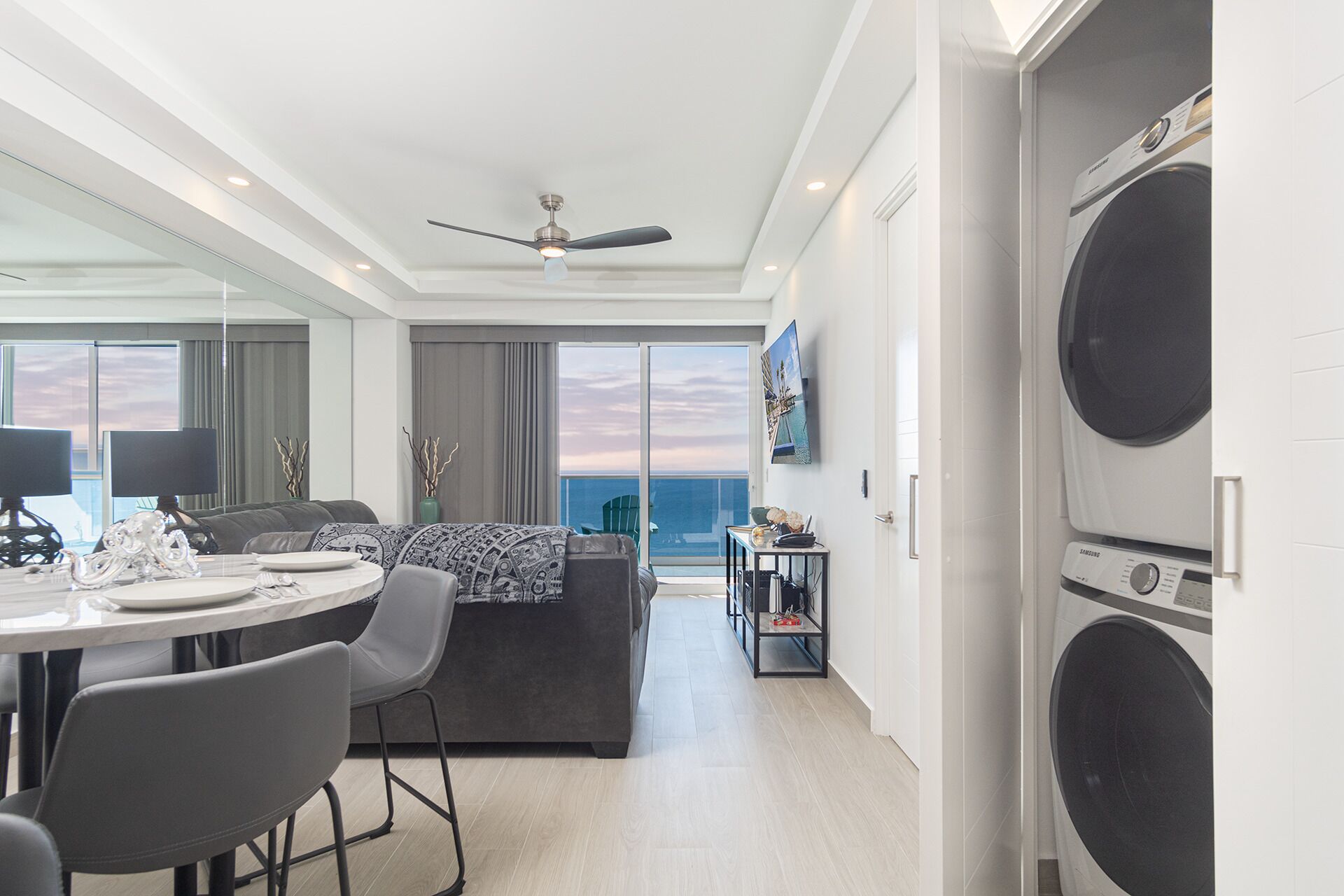 Condo, 1 cama King size y sofá cama, balcón, vista al océano (Encantame Towers Velero 1603) | Lavandería