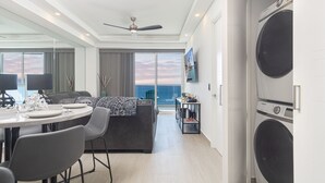 คอนโด, เตียงคิงไซส์ 1 เตียง และโซฟาเบด, ระเบียง, วิวทะเล (Encantame Towers Velero 1603) | บริการซักรีด