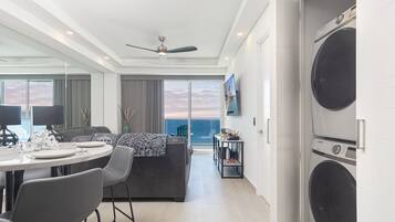 Apartment, 1 King-Bett und Schlafsofa, Balkon, Meerblick (Encantame Towers Velero 1603) | Wäschereiservice