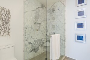 Apartment, Mehrere Betten, Balkon, Meerblick (Encantame Towers Velero 1901) | Badezimmer | Handtücher