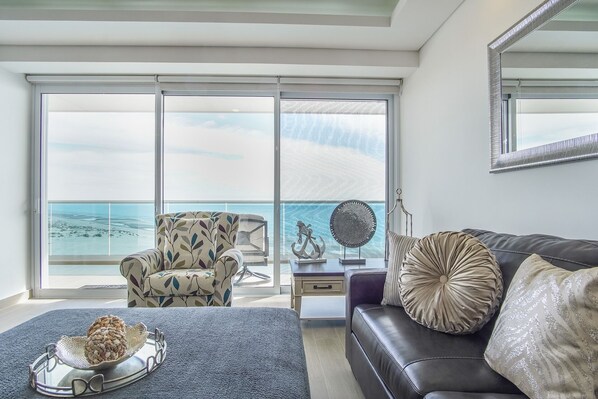 Condo, varias camas, balcón, vista al océano (Encantame Towers Verano 604) | Área de sala de estar | Televisión de pantalla plana de 42 pulgadas con canales digitales 