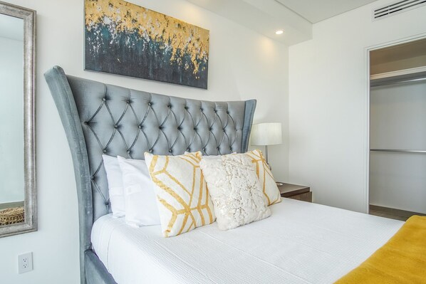 公寓式客房, 多张床, 阳台, 海洋景观 (Encantame Towers Verano 604) | 2 多间卧室、特色装修、特色家居、床单