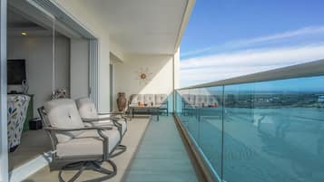 Condo, varias camas, balcón, vista al océano (Encantame Towers Verano 604) | Vista desde la habitación