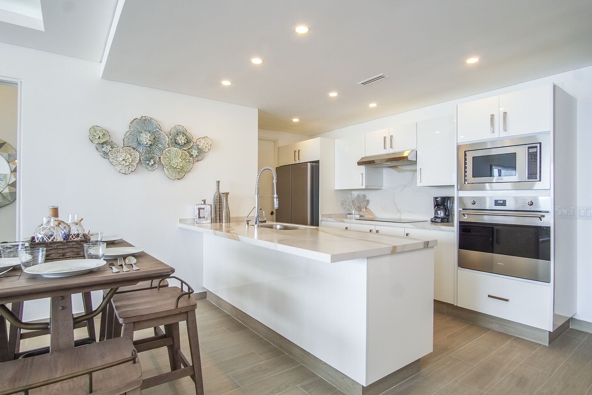 Condo, varias camas, balcón, vista al océano (Encantame Towers Verano 604) | Cocina privada | Comedor 