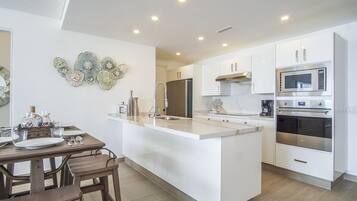 Condo, varias camas, balcón, vista al océano (Encantame Towers Verano 604) | Cocina privada | Comedor