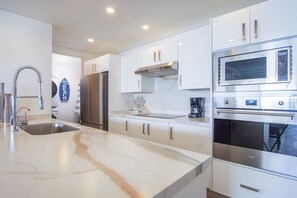 公寓式客房, 多张床, 阳台, 海洋景观 (Encantame Towers Verano 604) | 私人厨房 | 餐桌