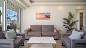 Appart'hôtel, plusieurs lits, balcon, vue océan (Encantame Towers Verano 104) | Coin séjour