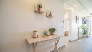 Condo, varias camas, balcón, vista al océano (Encantame Towers Verano 104) | Interior