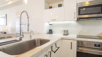 Apartment, 1 King-Bett und Schlafsofa, Balkon, Meerblick (Encantame Towers Verano 503) | Eigene Küche | Esstisch