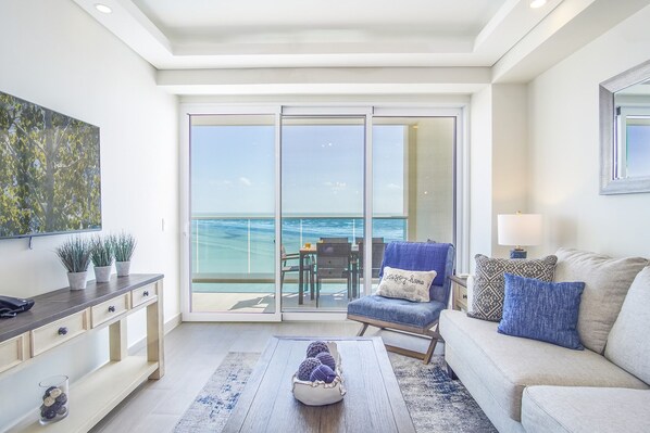 Appartement, 1 kingsize bed met slaapbank, balkon, uitzicht op oceaan (Encantame Towers Verano 503) | Woonruimte | Een 42-inch flatscreentelevisie met digitale zenders