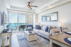 Appartement, 1 kingsize bed met slaapbank, balkon, uitzicht op oceaan (Encantame Towers Verano 503) | Woonruimte | Een 42-inch flatscreentelevisie met digitale zenders