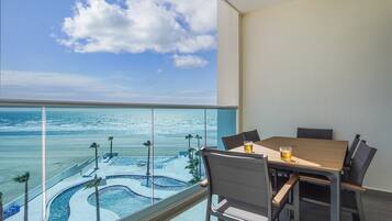 Appart'hôtel, 1 très grand lit et 1 canapé-lit, balcon, vue océan (Encantame Towers Verano 503) | Vue de la chambre