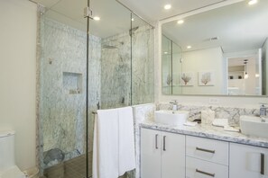 Appart'hôtel, 1 très grand lit et 1 canapé-lit, balcon, vue océan (Encantame Towers Verano 503) | Salle de bain | Serviettes fournies