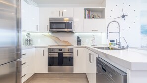 Condo, 1 très grand lit et 1 canapé-lit, balcon, vue sur l’océan (Encantame Towers Viento 1203) | Cuisine privée | Table de salle à manger