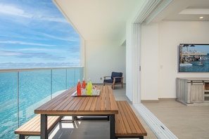 شقة - عدة أسرّة - بشرفة - بمنظر للمحيط (Encantame Towers Velero 2202) | تناول الطعام بالخارج