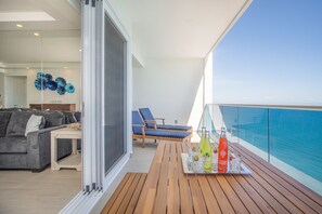 Condo, varias camas, balcón, vista al océano (Encantame Towers Velero 2202) | Vista desde la habitación