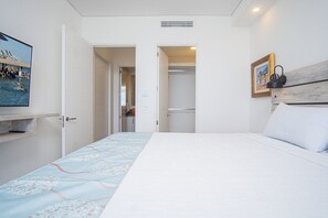 Condo, varias camas, balcón, vista al océano (Encantame Towers Velero 2202) | 2 habitaciones, decoración personalizada y muebles diferentes 