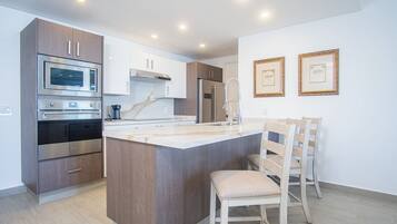 Condo, varias camas, balcón, vista al océano (Encantame Towers Velero 2202) | Cocina privada | Comedor