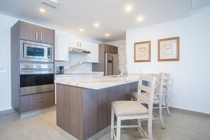 Condo, varias camas, balcón, vista al océano (Encantame Towers Velero 2202) | Cocina privada | Comedor 