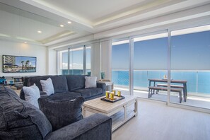 Huoneisto, useita sänkyjä, parveke, valtamerinäköala (Encantame Towers Velero 2202) | Oleskelualue | 42–tuumainen taulutelevisio, jossa digitaalikanavat