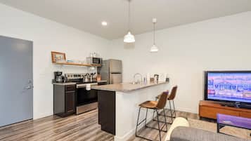 Coffee/tea maker, fridge, microwave, oven