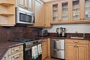 Microondas, horno, parrilla de estufa y lavavajillas