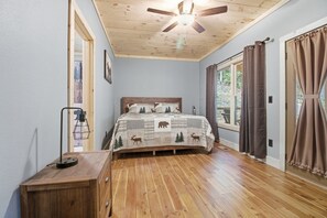 3 bedrooms, iron/ironing board, bed sheets - Jones Creek Cove | Private Hot Tub (Sevierville)