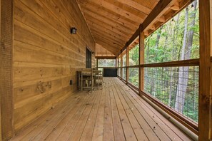 Outdoor dining - Jones Creek Cove | Private Hot Tub (Sevierville)