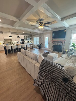 Smart TV, fireplace - Welcome Masters Golf Guests (Evans)