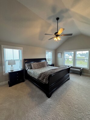 4 bedrooms, iron/ironing board, internet, bed sheets