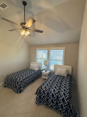 4 Schlafzimmer, Schreibtisch, Bügeleisen/Bügelbrett, kostenloses WLAN
