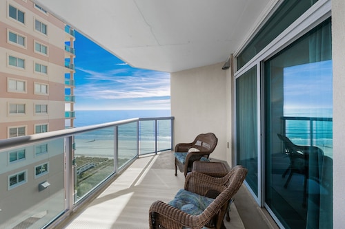 Oceanfront 9th Floor Newly Renovated Luxury, Pools and Lazy River, Family Oasis