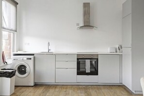 Réfrigérateur, four à micro-ondes, un four, surface de cuisson