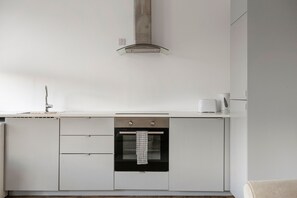 Fridge, microwave, oven, stovetop - Relocation|Near Willesden|Sleepsto6|ST (Greater London)