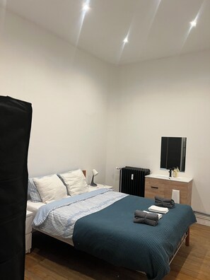 1 habitación, tabla de planchar con plancha, wifi gratis y ropa de cama 
