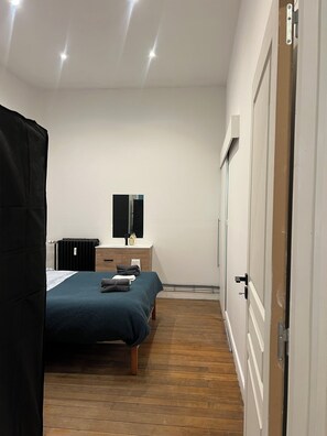 1 slaapkamer, een strijkplank/strijkijzer, internet, beddengoed