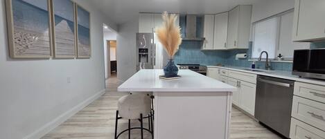 Four Ă micro-ondes, un four, surface de cuisson, lave-vaisselle