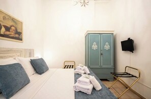 2 bedrooms, in-room safe, desk, iron/ironing board