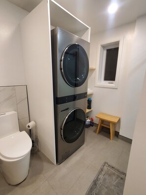 Chuveiro, secador de cabelo, toalhas de banho, sabonete