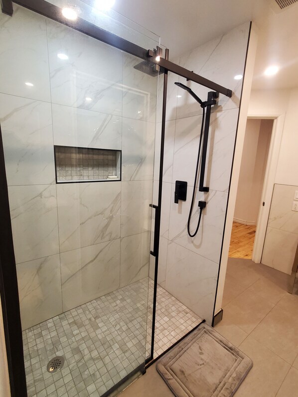Chuveiro, secador de cabelo, toalhas de banho, sabonete