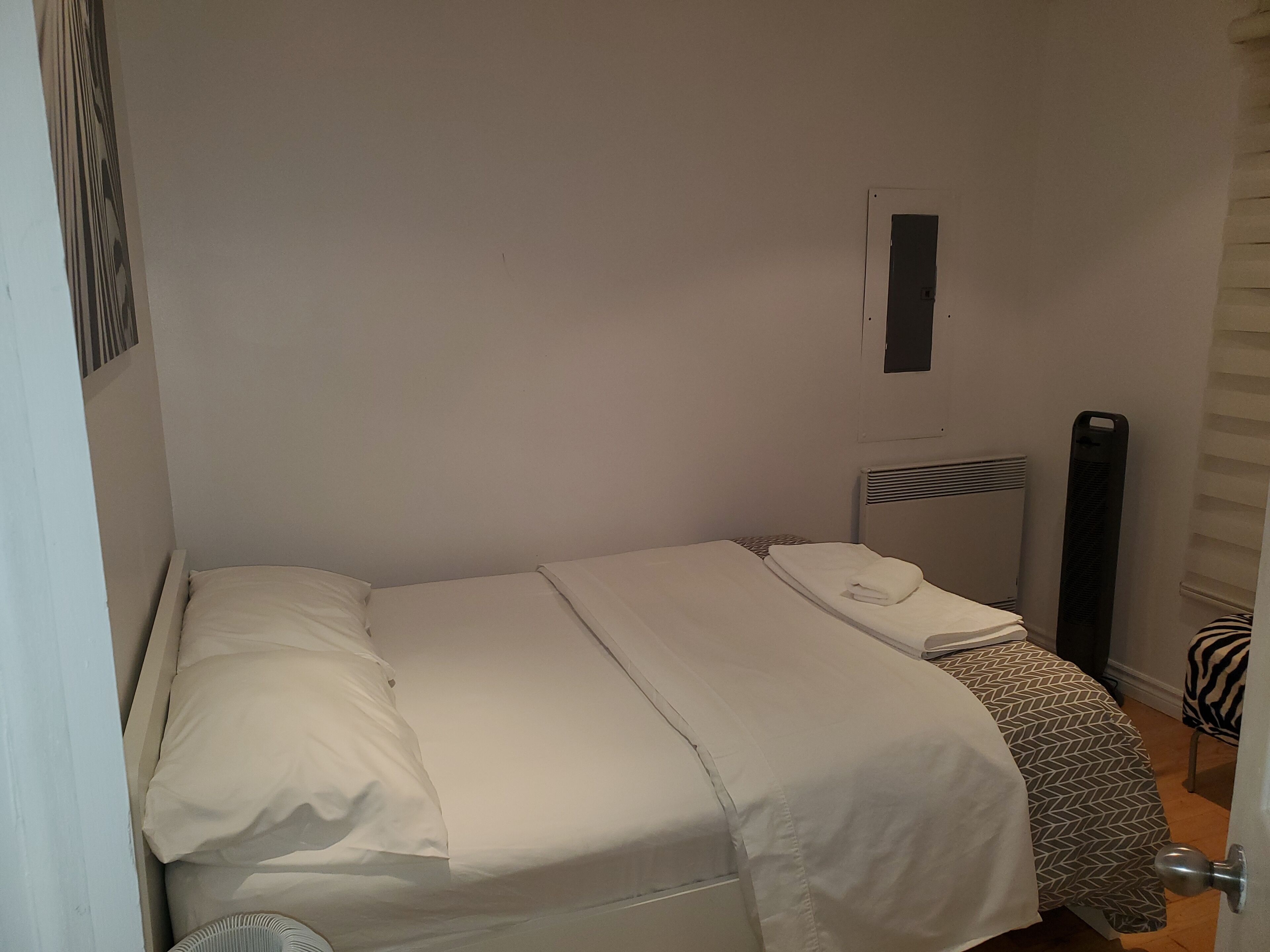 2 bedrooms, iron/ironing board, internet, bed sheets