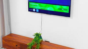 Apartamento conforto, sacada, vista para a cidade | Área de estar