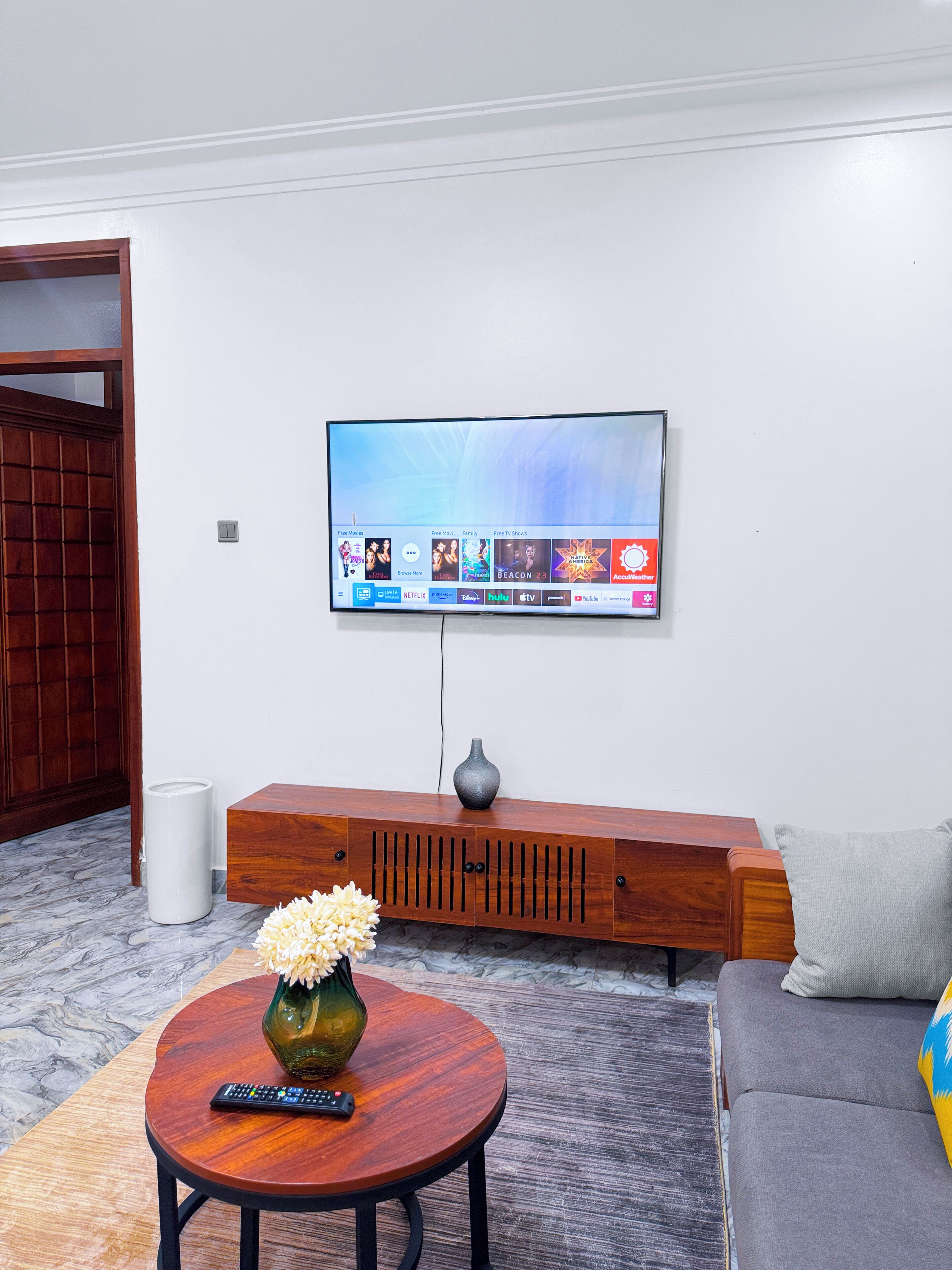 Departamento económico, balcón, vista a la ciudad | Área de sala de estar